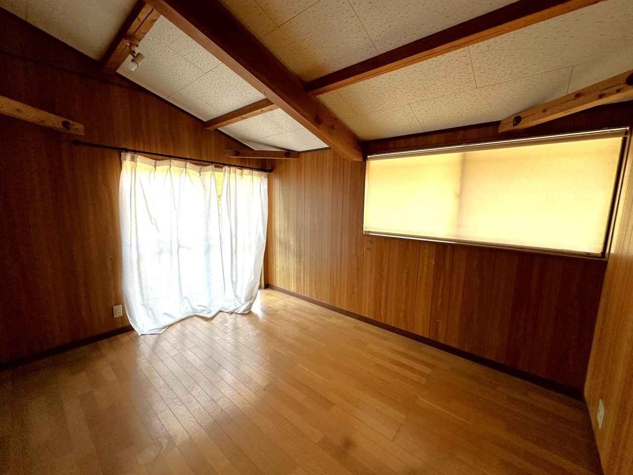 【１F洋室】※現況販売になります。（2026.1月撮影）2面採光で陽当たりも風通しも◎