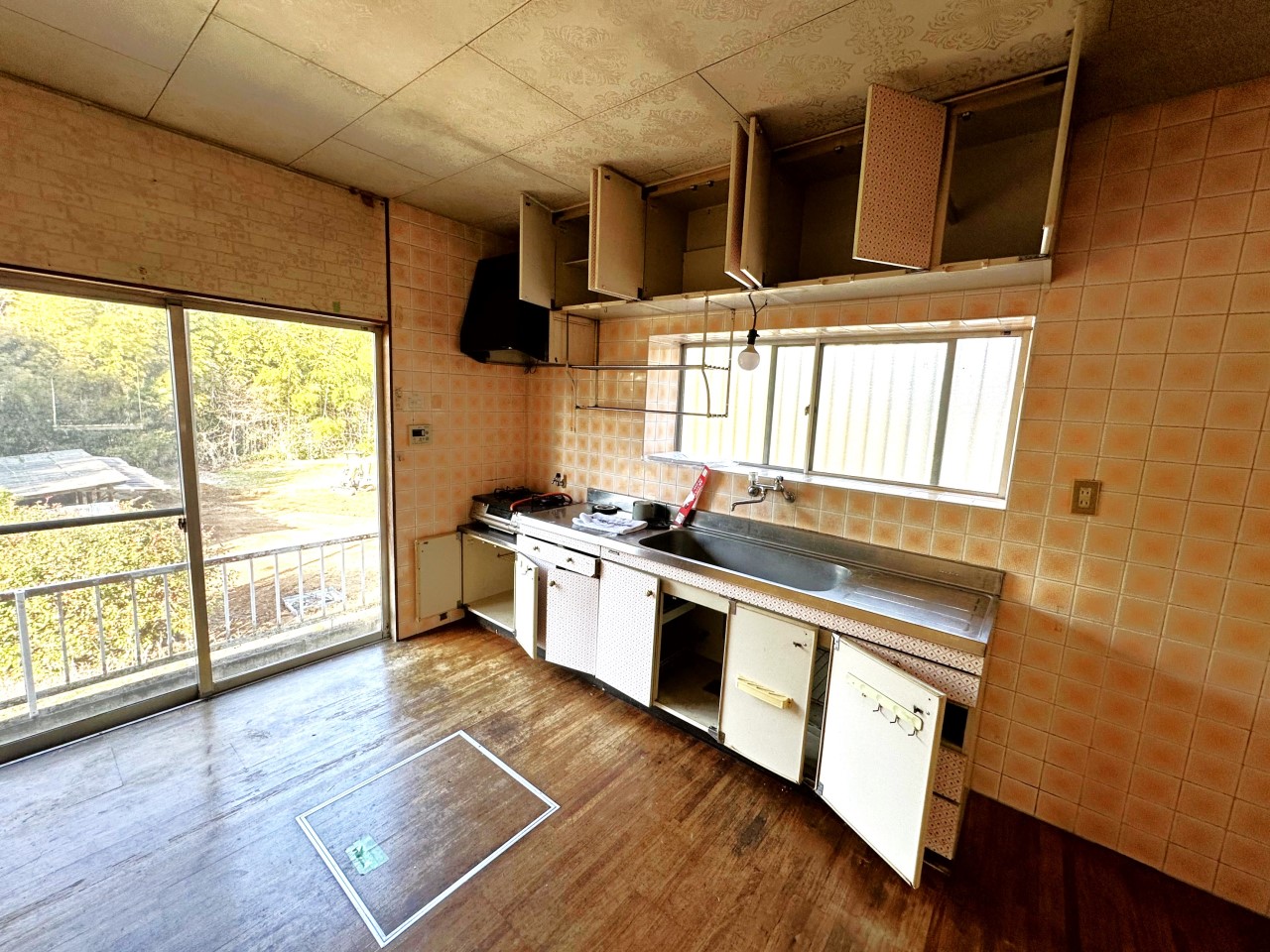 【キッチン】※現況販売になります。（2026.1月撮影）大きな窓があるので魚や肉を焼いてもすぐに換気ができます♪