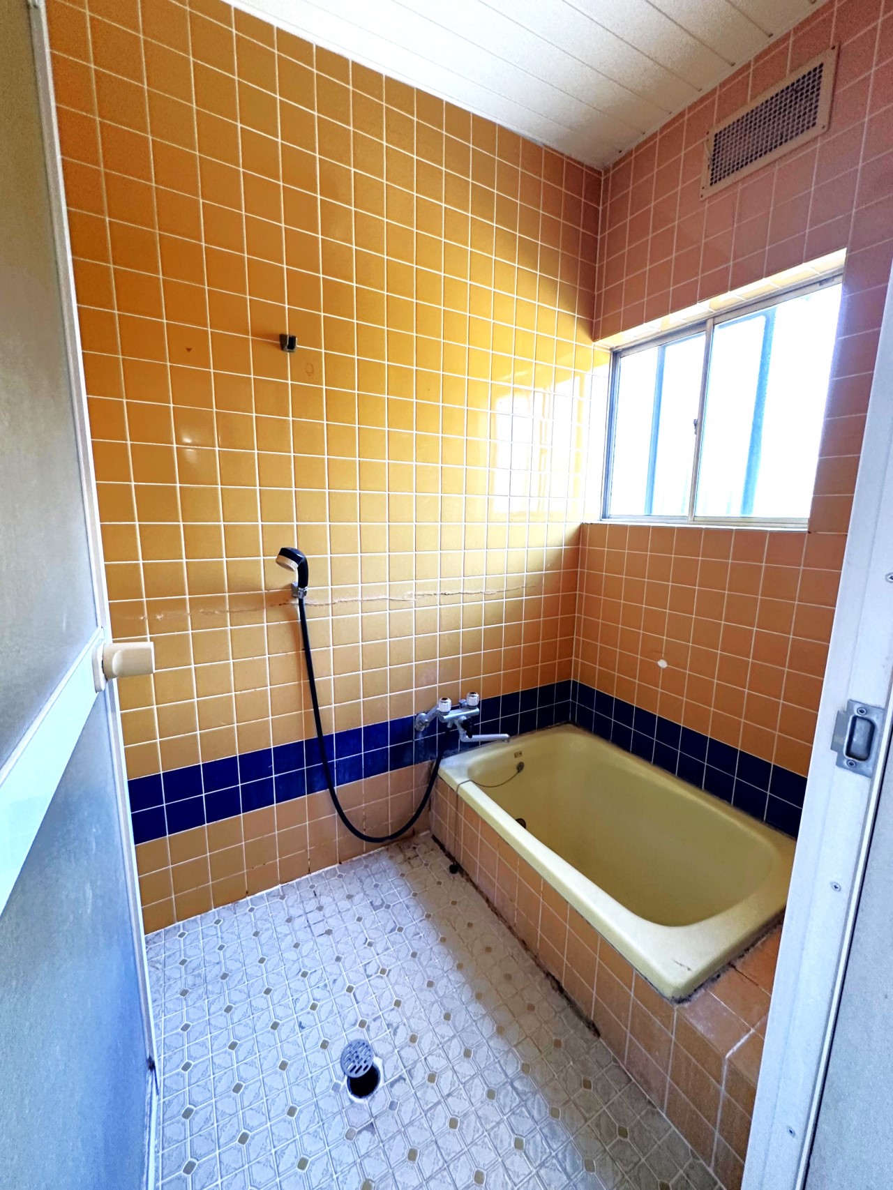 【浴室】※現況販売になります。（2026.1月撮影）タイル張りの広々とした浴室♪