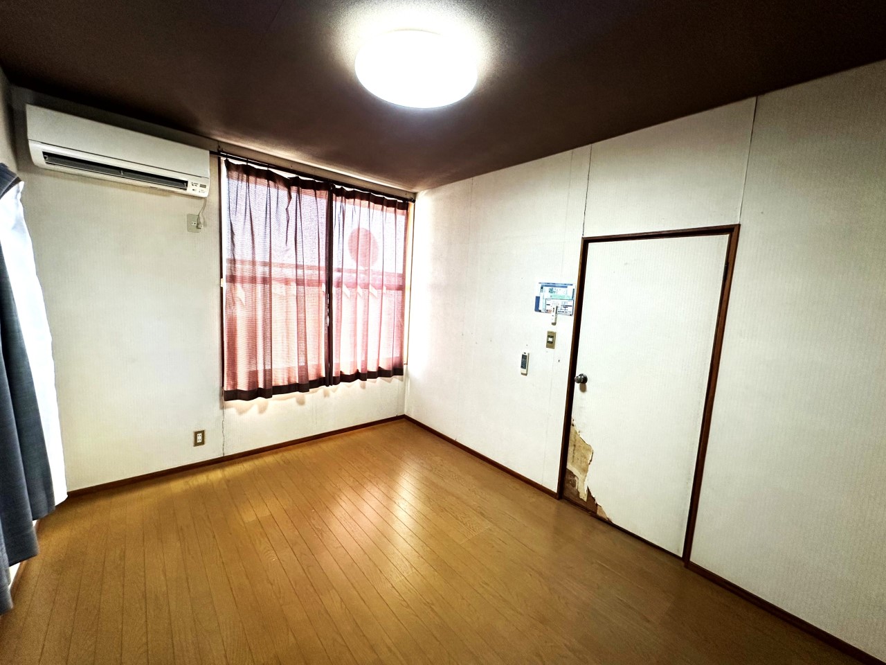 【２F洋室】※現況販売になります。（2026.1月撮影）6.6帖の明るい２F洋室♪