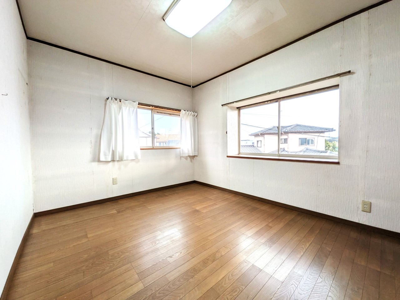 【2F洋室】家具を置いてもゆとりのある空間です（2026年2月撮影）