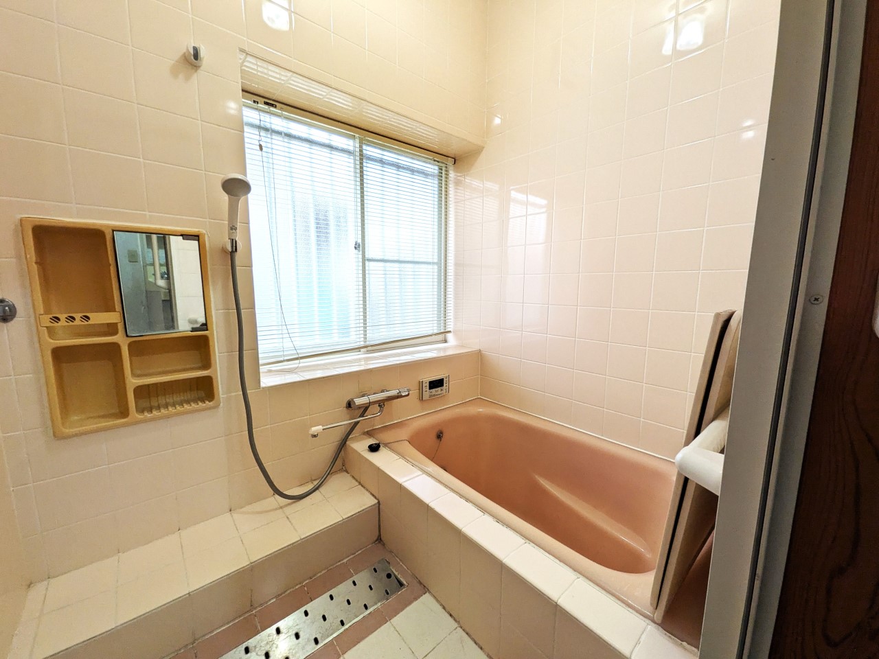 【浴室】窓がありますので、気軽に換気ができます♪ （2026年2月撮影）