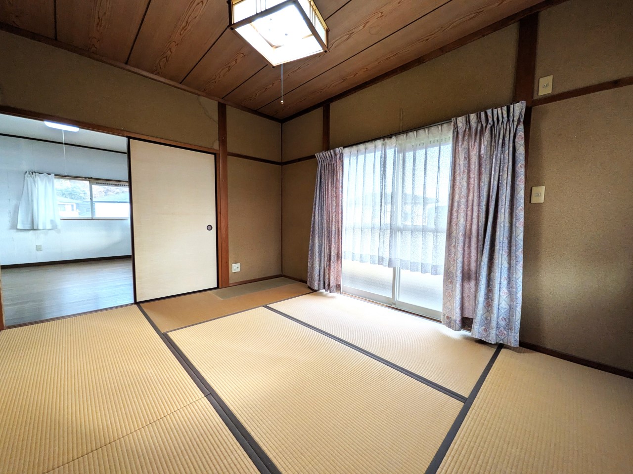 【2F和室】バルコニーにつながる大きな窓があるので日当たり良好！（2026年2月撮影）