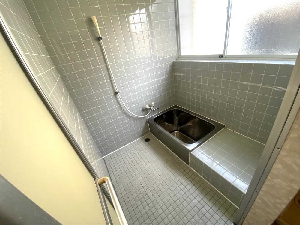 【浴室】窓がありますので、気軽に換気ができます♪ （2026年2月撮影）