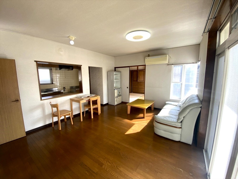 【リビング】家具を置いてもゆとりのある空間です（2026年2月撮影）