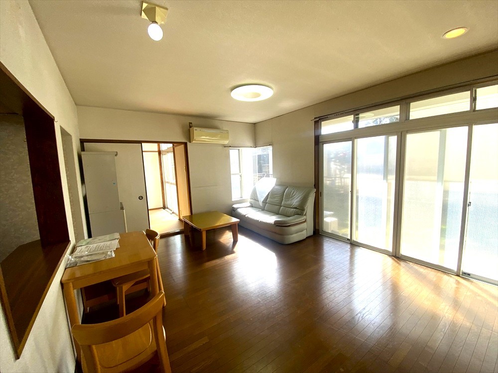 【リビング】大きな窓から陽光をたっぷりと取り込み室内全体を明るくします（2026年2月撮影）