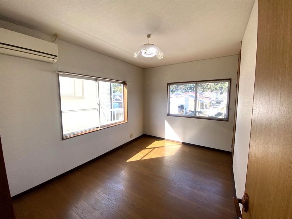 【2F西側洋室6帖】2面採光で日当たり良好！（2026年2月撮影）