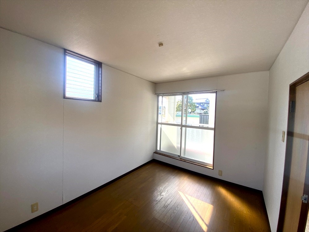 【2F東側洋室6帖】広々とした洋室は寝室にぴったり（2026年2月撮影）