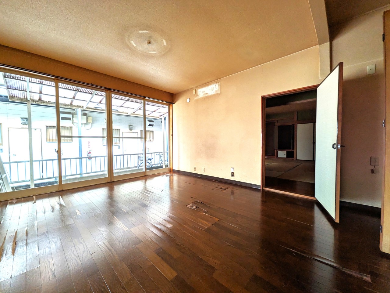 【リビング】大きな窓から陽光をたっぷりと取り込みます（2026年3月撮影）