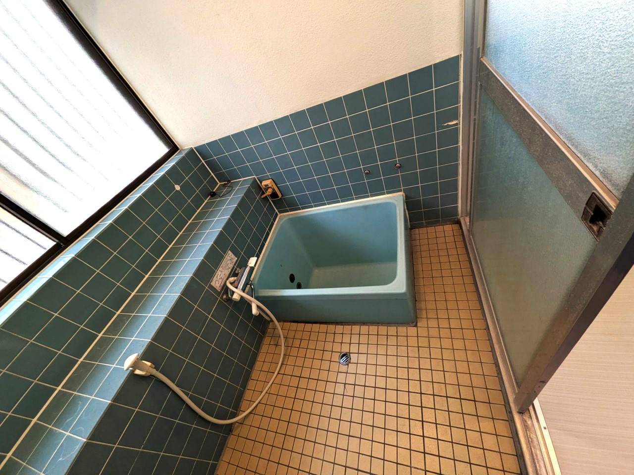 【浴室】窓がありますので、気軽に換気ができます♪ （2026年3月撮影）