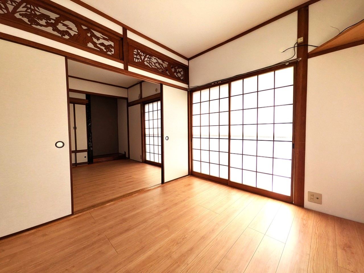 【1F西側洋室】テラスに面している窓から陽光をたっぷりと取り込みます！（2026年3月撮影）