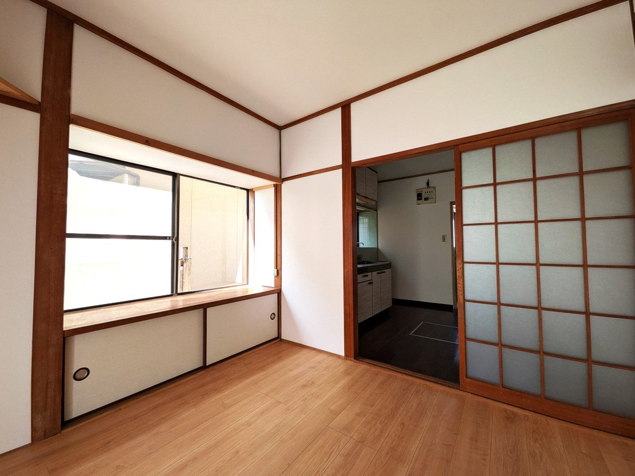 【1F西側洋室】出窓の下には収納があります♪（2026年3月撮影）