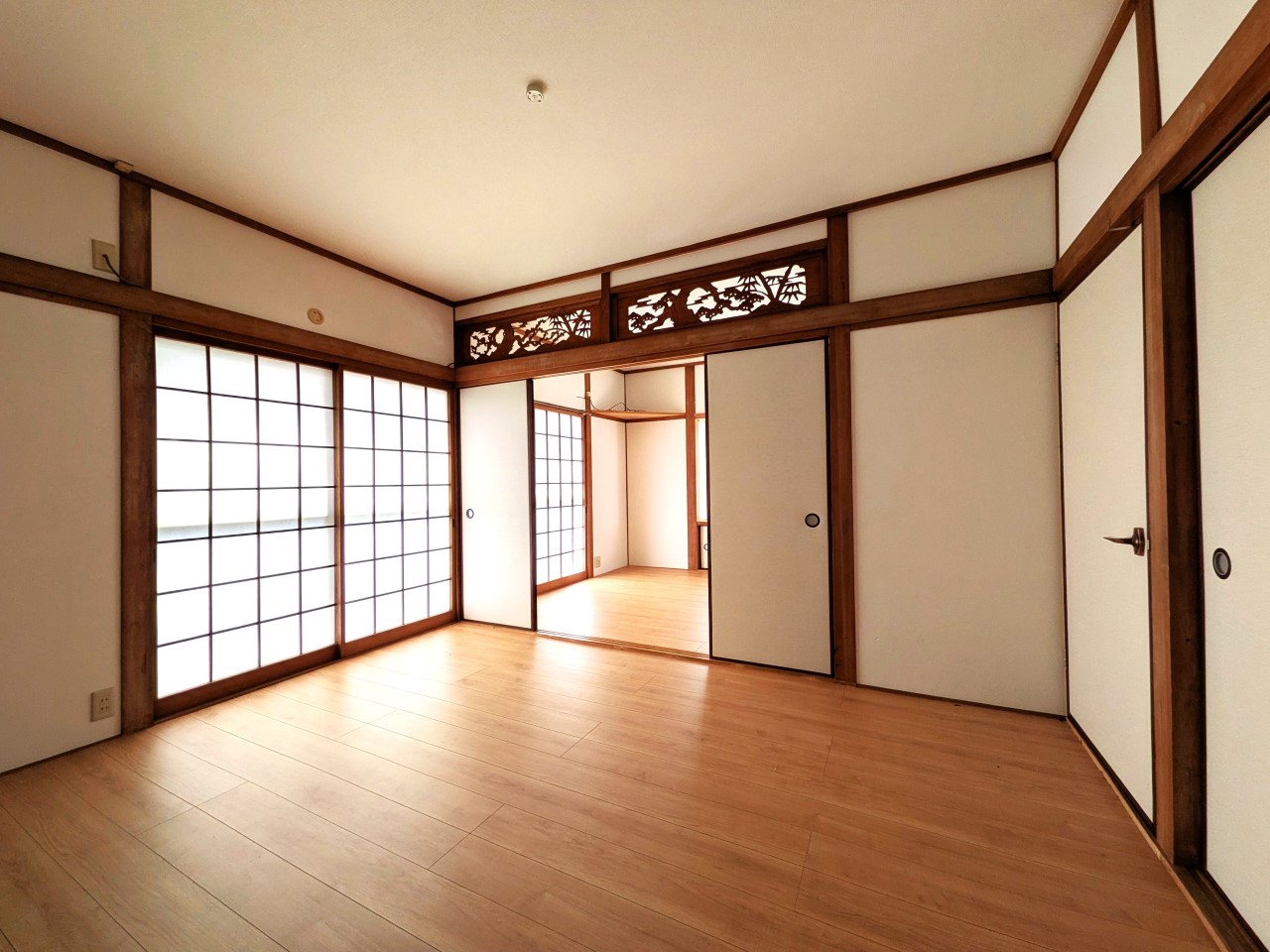 【1F東側洋室】広々とした洋室は家具を置いてもゆとりがあります（2026年3月撮影）