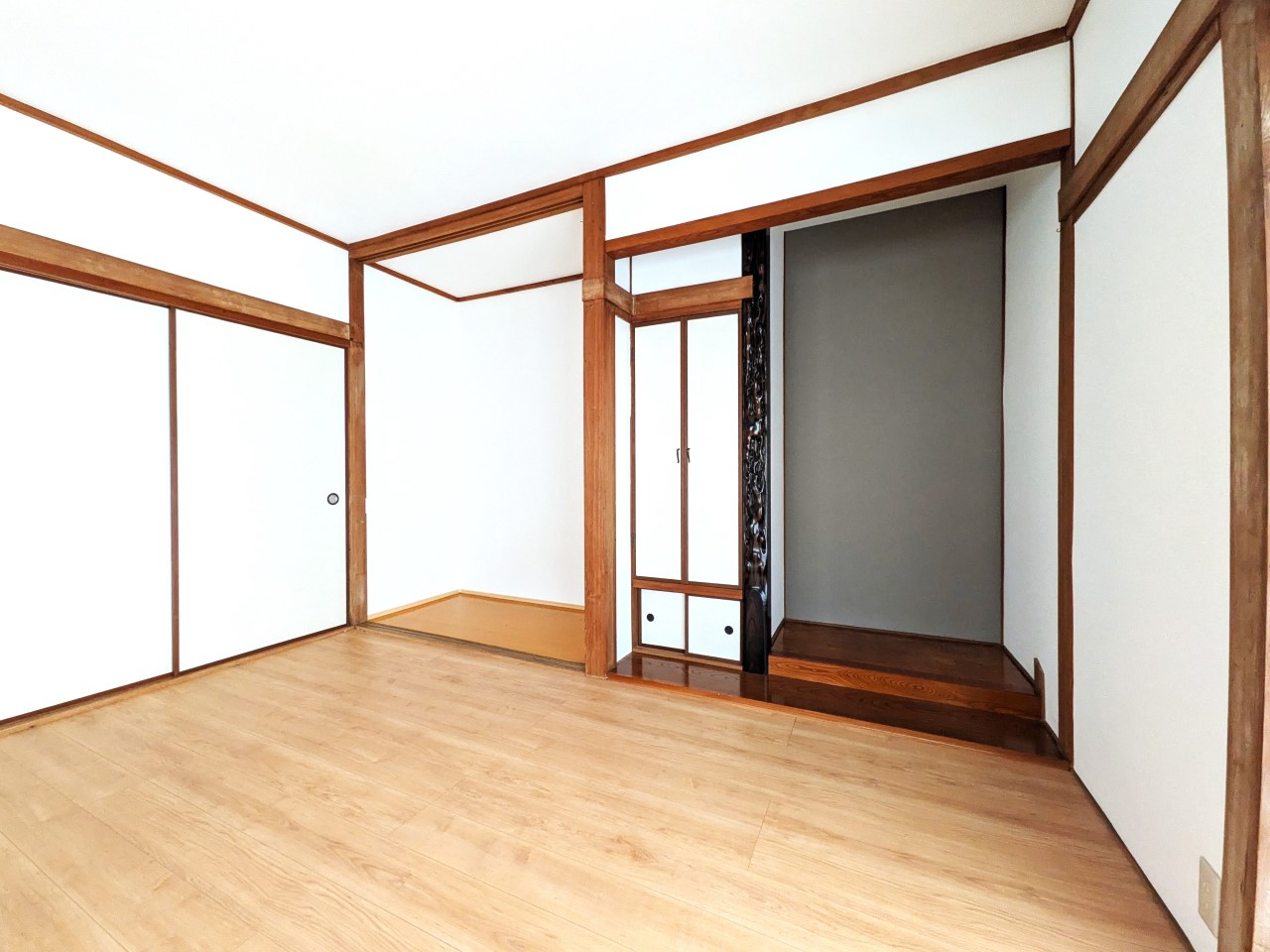 【1F東側洋室】床の間と板の間の間には収納があります（2026年3月撮影）