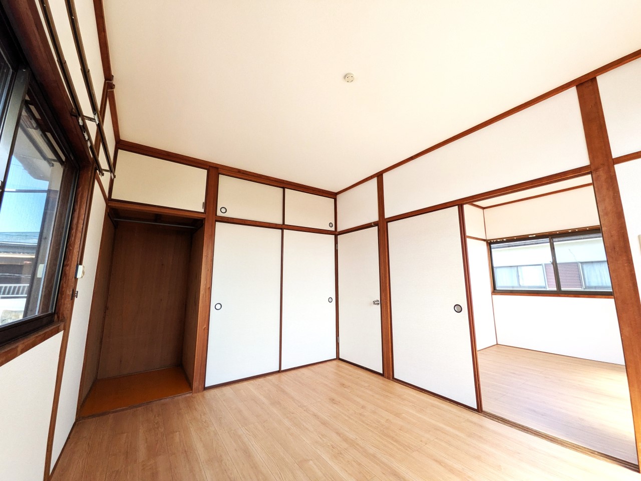 【2F西側洋室】2面採光で日当たり良好（2026年3月撮影）