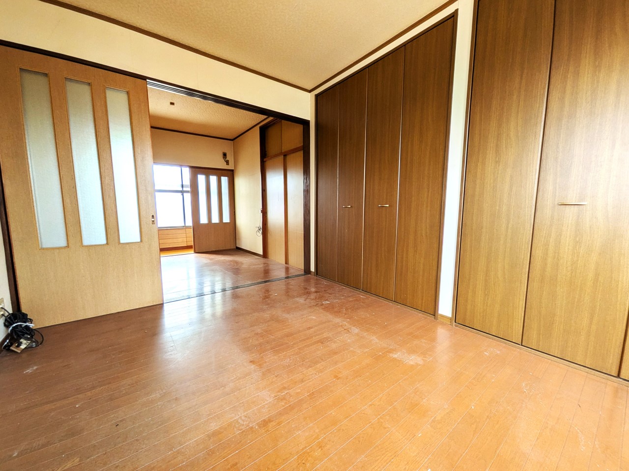 【2F北側洋室6帖】2面採光で陽当り良好の洋室（2026年3月撮影）