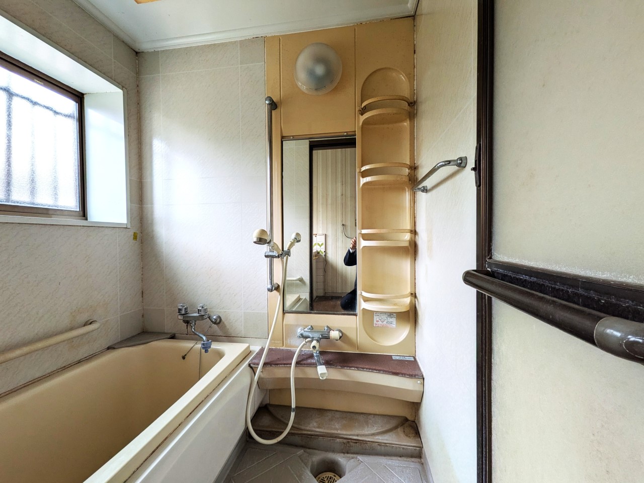 【浴室】窓がありますので、気軽に換気ができます♪ （2026年3月撮影）