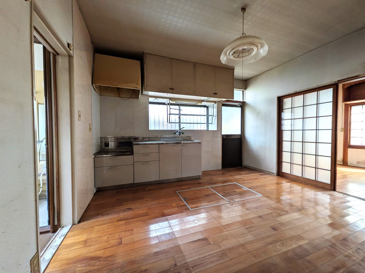 【ダイニングキッチン】使い勝手の良いキッチンには勝手口がついています（2026年3月撮影）