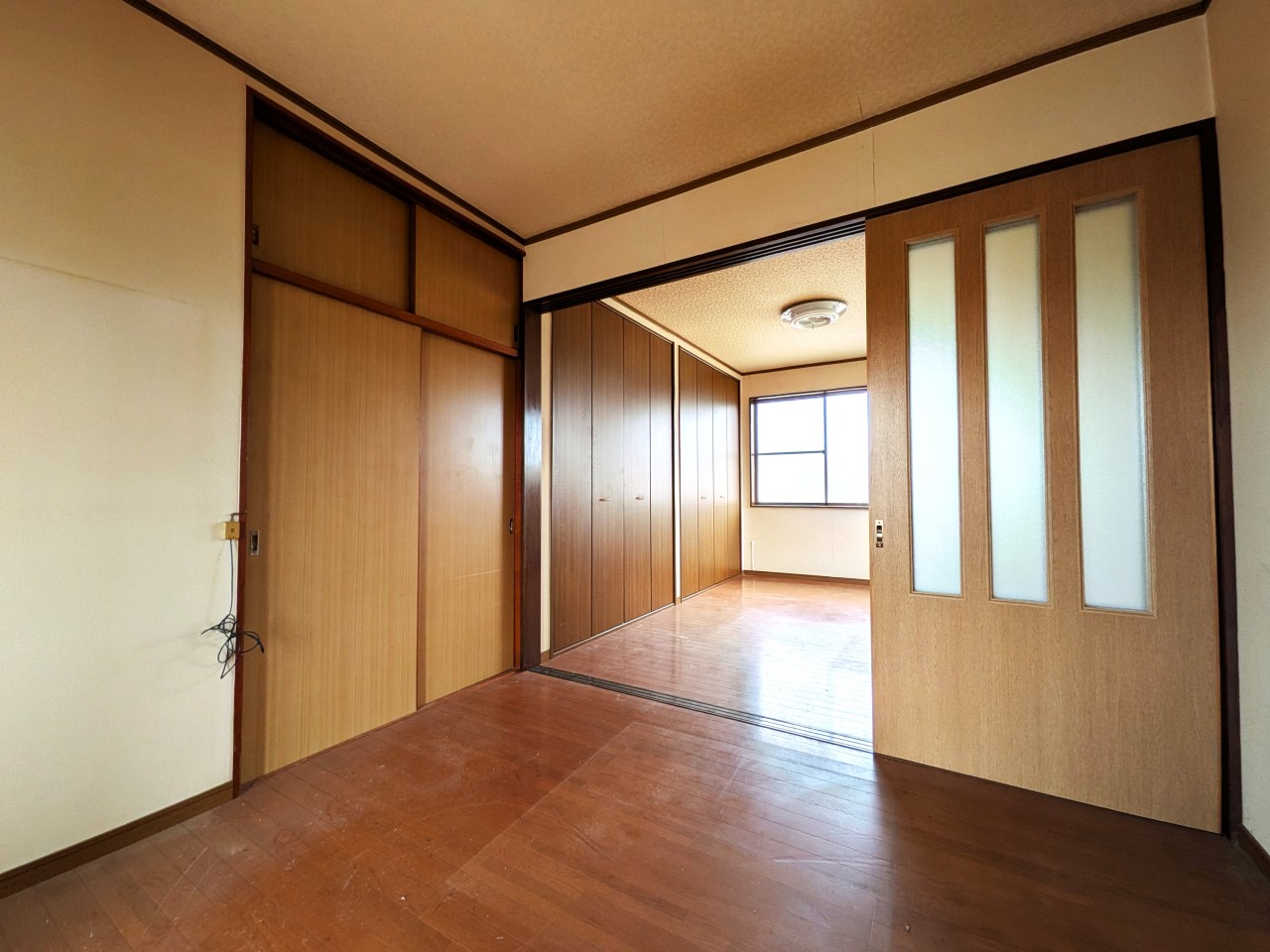 【2F西側洋室4.5帖】押し入れのある洋室です（2026年3月撮影）