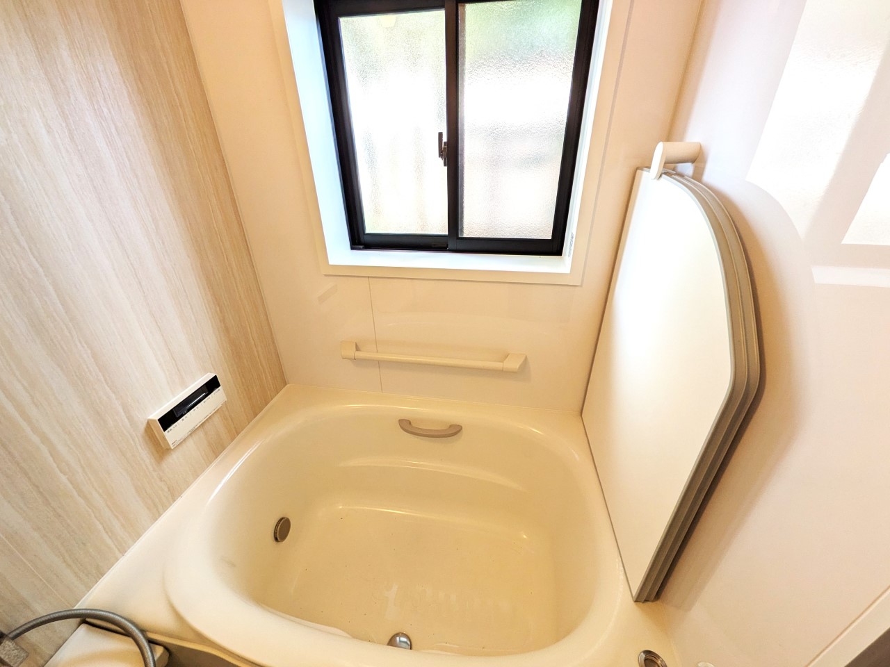 【浴室】窓がありますので、気軽に換気ができます♪ （2026年3月撮影）