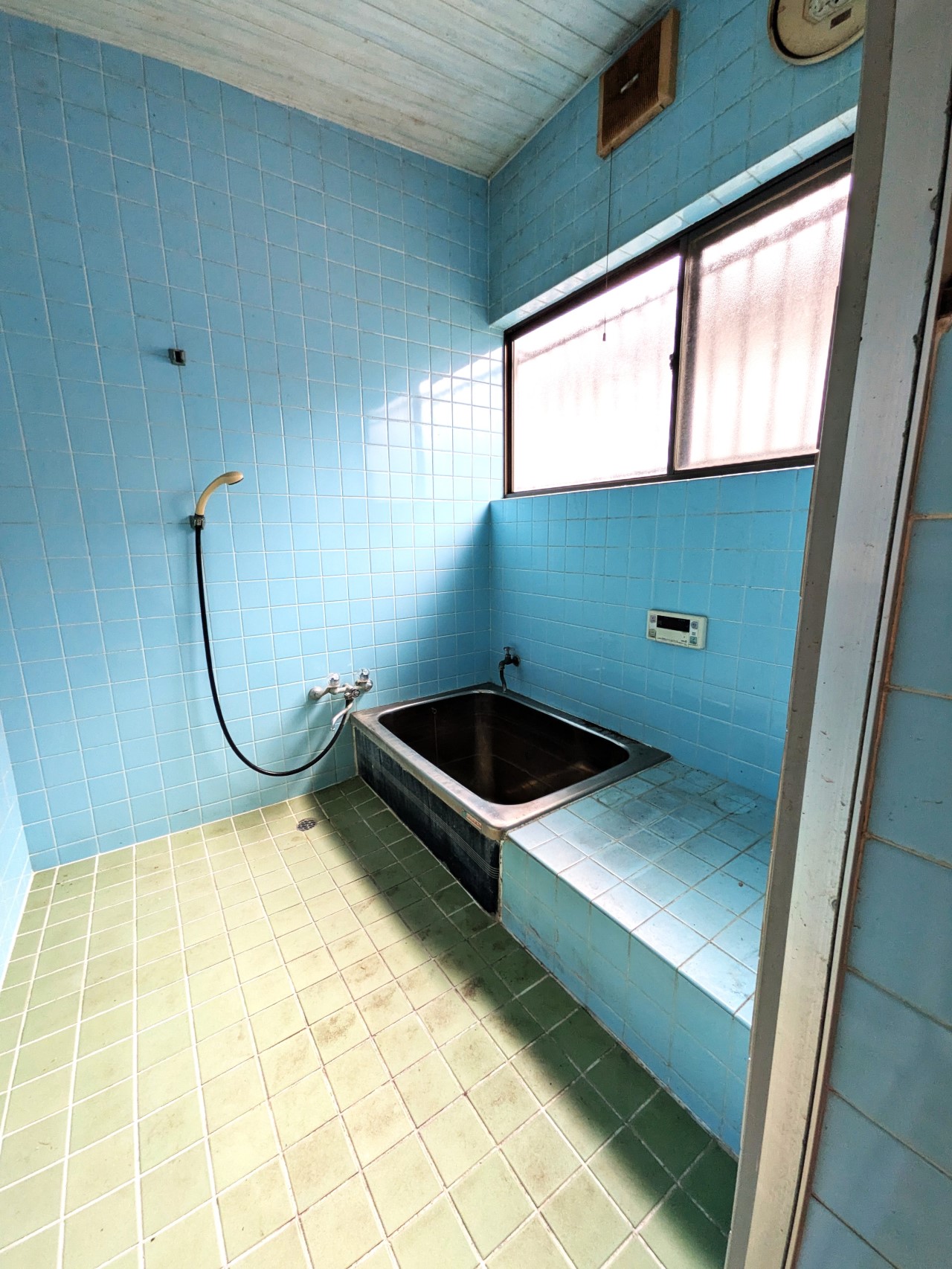 【浴室】窓があるので換気もらくらく♪ （2026年3月撮影）