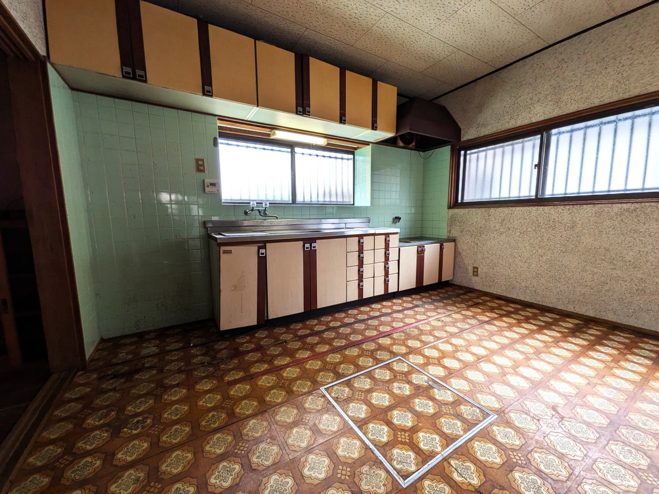 【ダイニングキッチン】キッチンには窓がついているので匂いがこもりにくいです♪（2026年3月撮影）