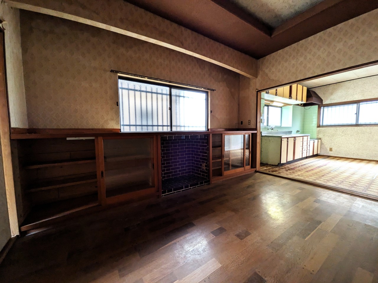 【1F6帖洋室】ダイニングキッチンの続き間になっているのでリビングとしても使えます♪（2026年3月撮影）