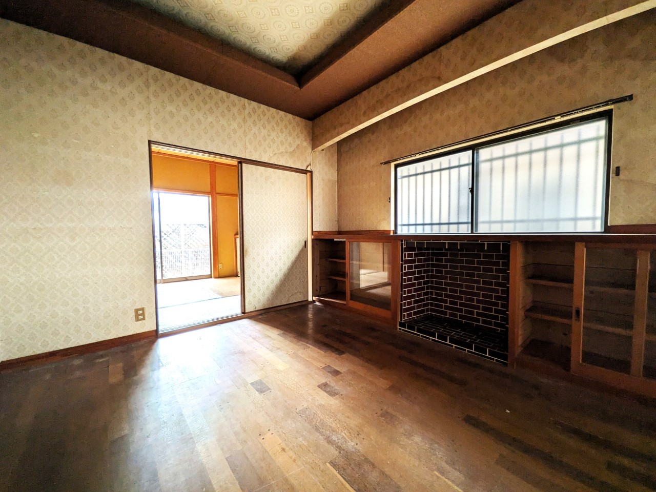 【1F6帖洋室】棚がついています（2026年3月撮影）