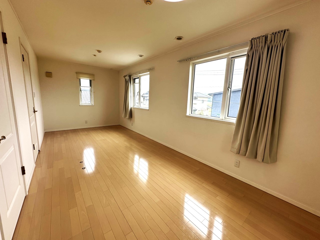 【2F洋室】日当たり良好の洋室です♪（2026年4月撮影）