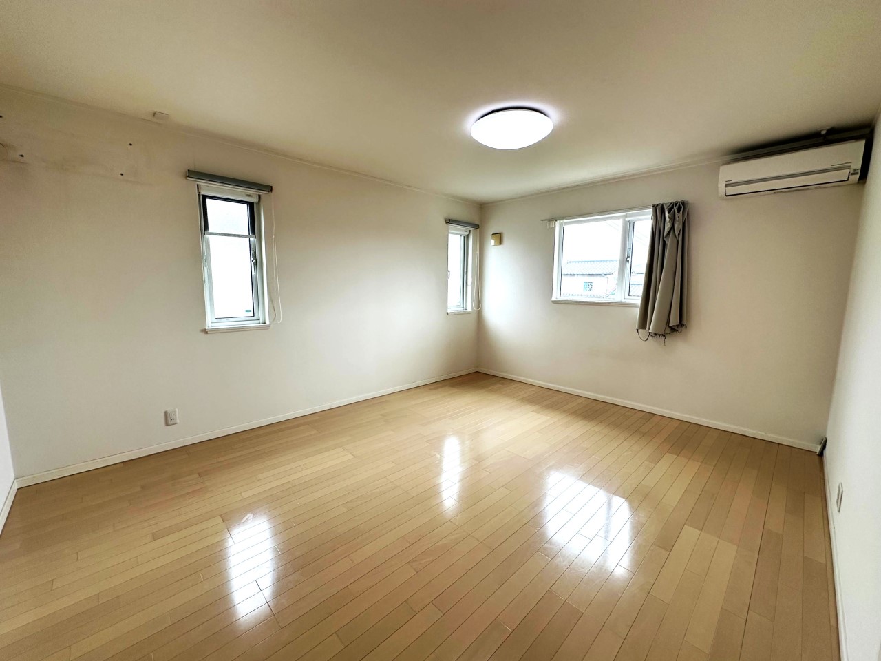 【2F洋室】広々とした洋室は寝室にぴったり（2026年4月撮影）