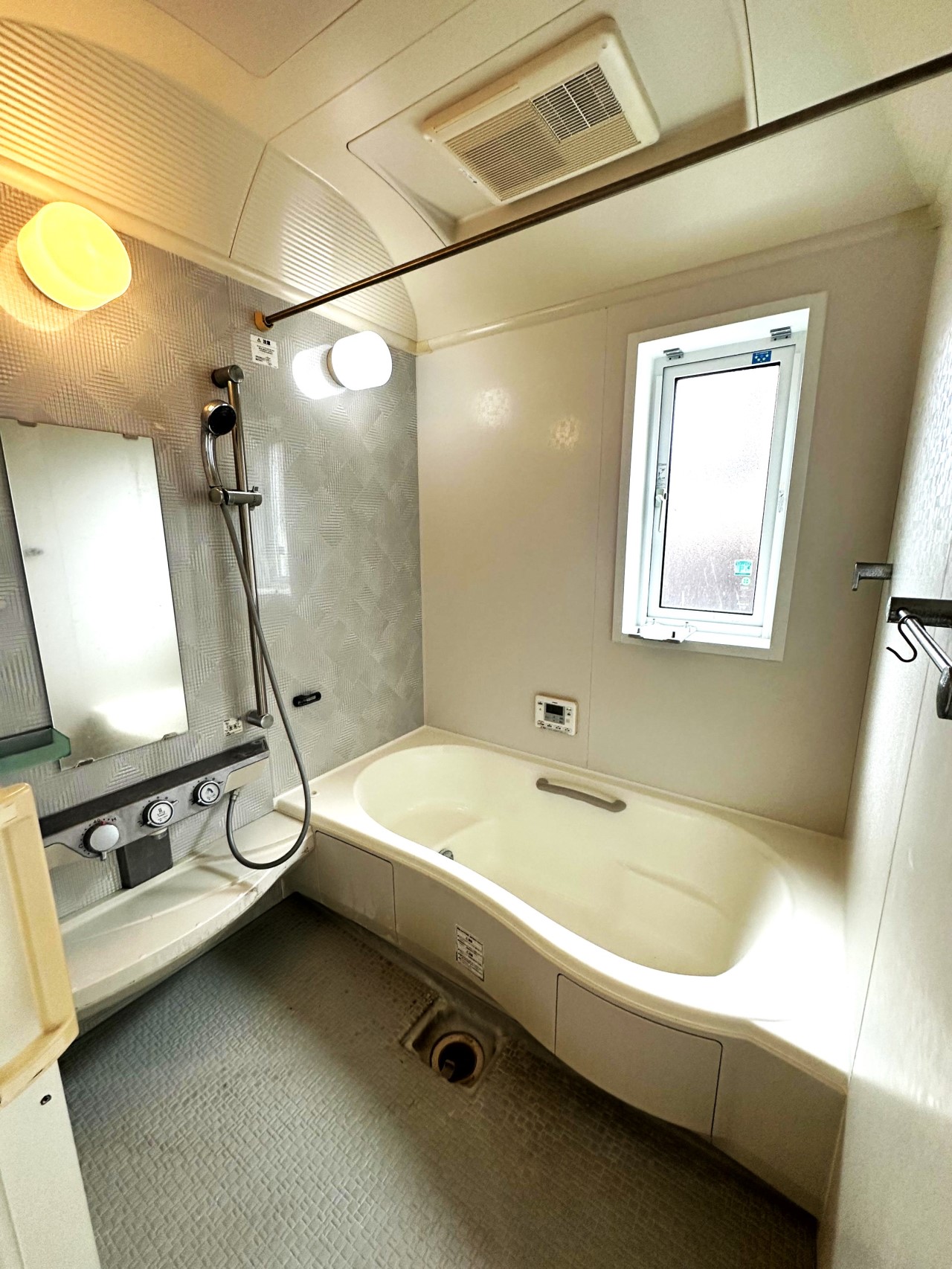 【浴室】窓があるので気軽に換気ができます♪ （2026年4月撮影）