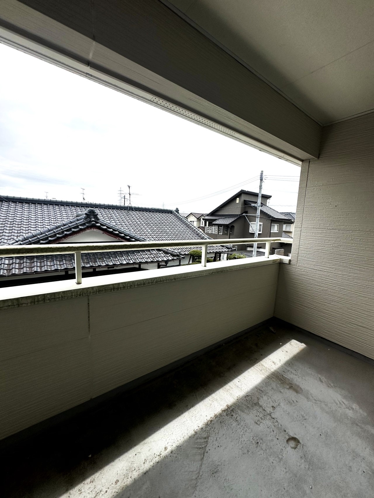 【バルコニー】インナーバルコニーなので、出先で急に雨が降っても安心♪（2026年4月撮影）