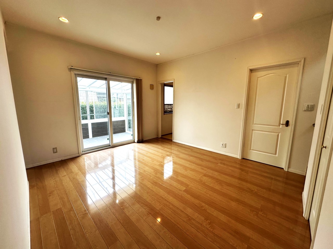 【リビング】大きな窓から陽光をたっぷりと取り込みます（2026年4月撮影）