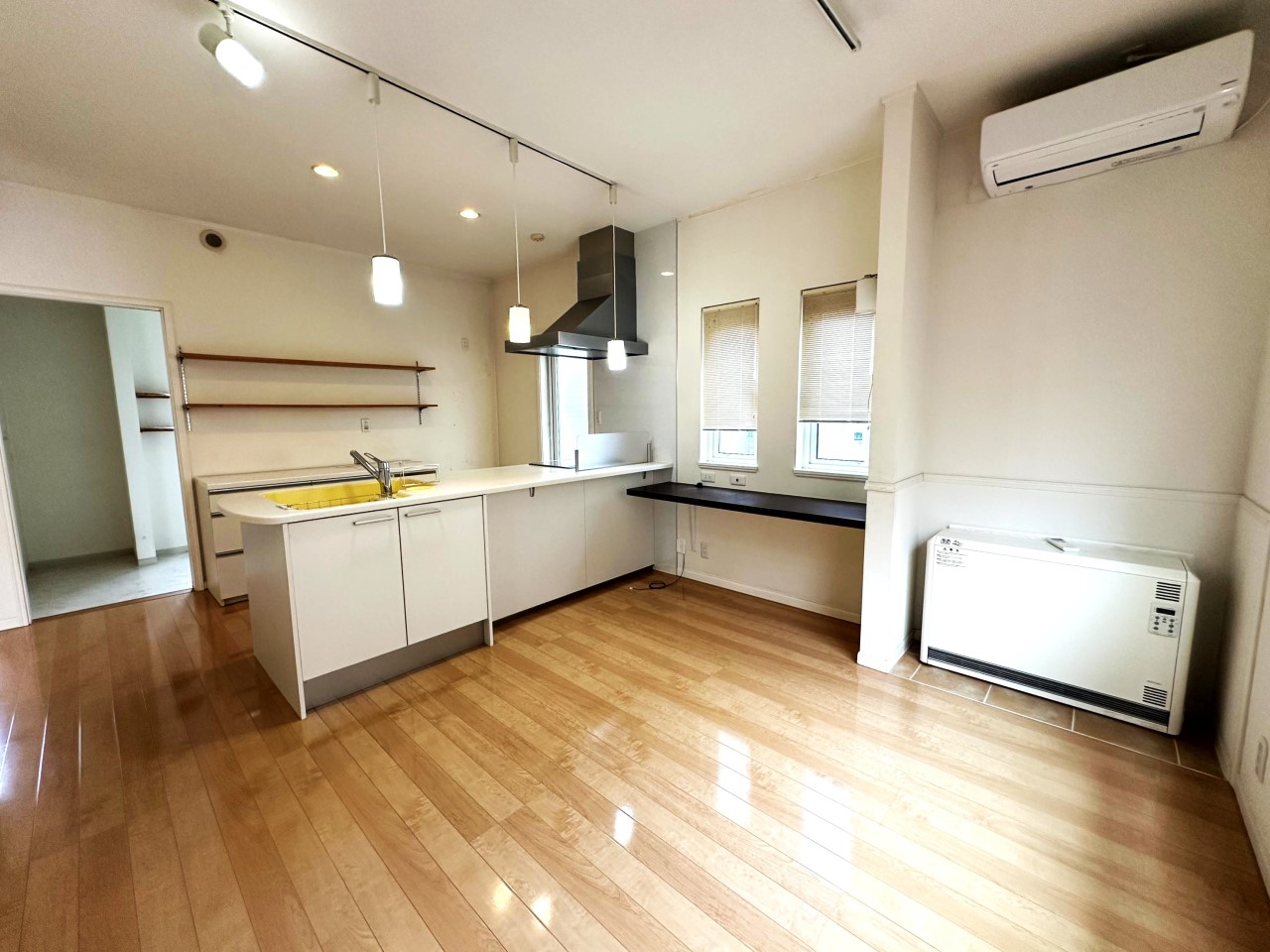 【リビング】対面式キッチンなのでリビングを見渡すことができます。（2026年4月撮影）