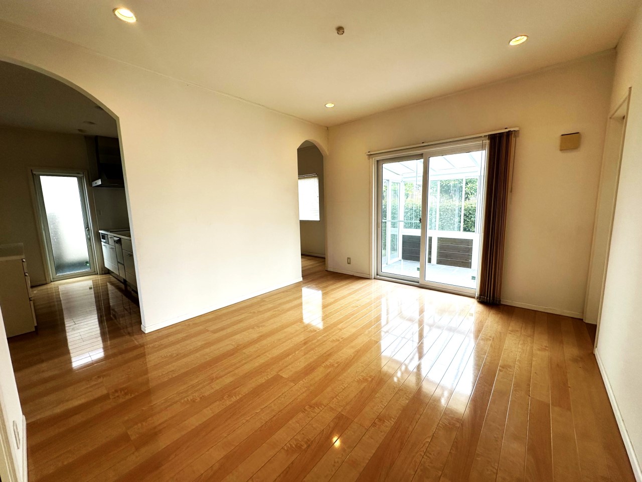 【リビング】家具を置いてもゆとりのある空間です（2026年4月撮影）