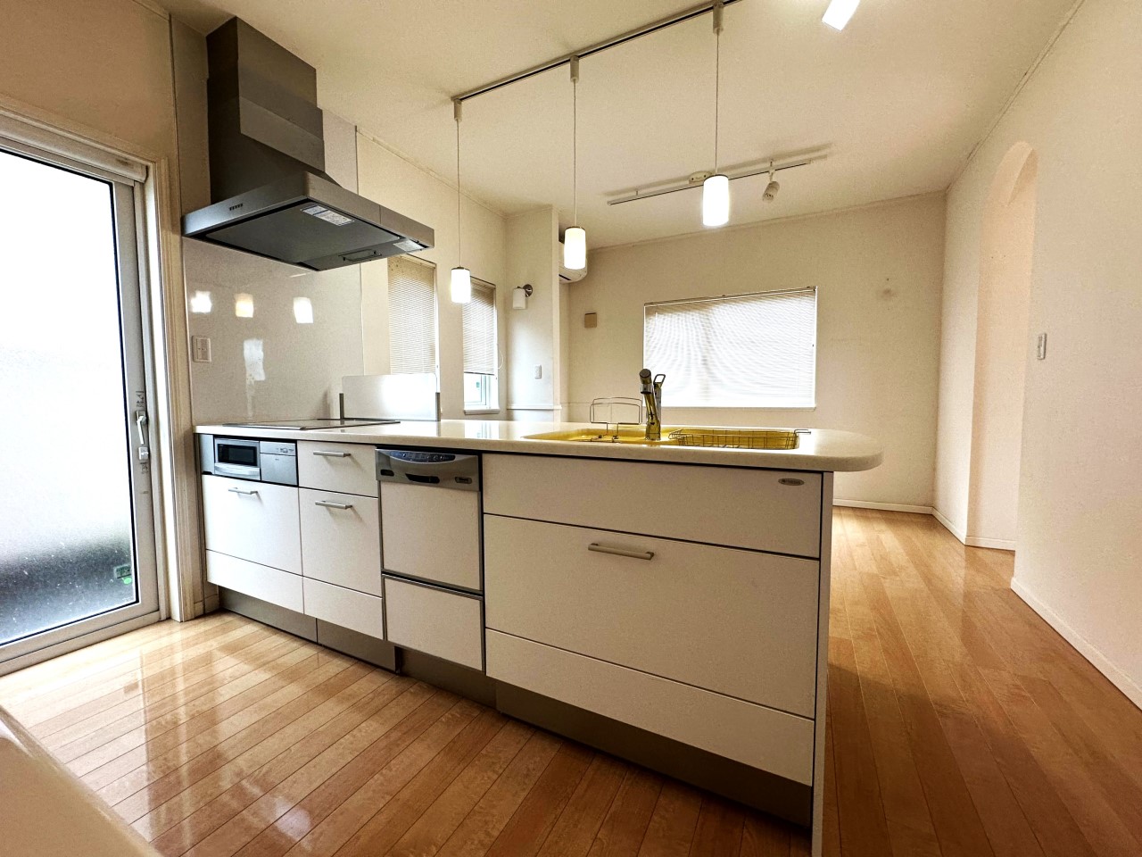 【キッチン】広々とした使いやすいキッチンです（2026年4月撮影）