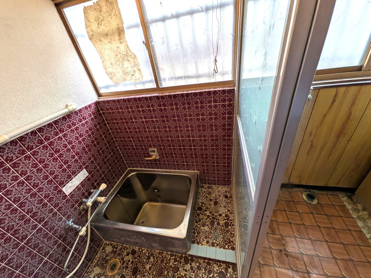 【浴室】窓があるので気軽に換気ができます♪ （2026年4月撮影）