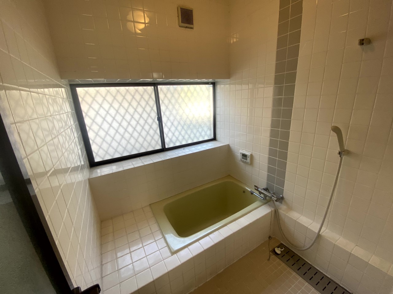 【浴室】窓があるので気軽に換気ができます♪ （2026年4月撮影）