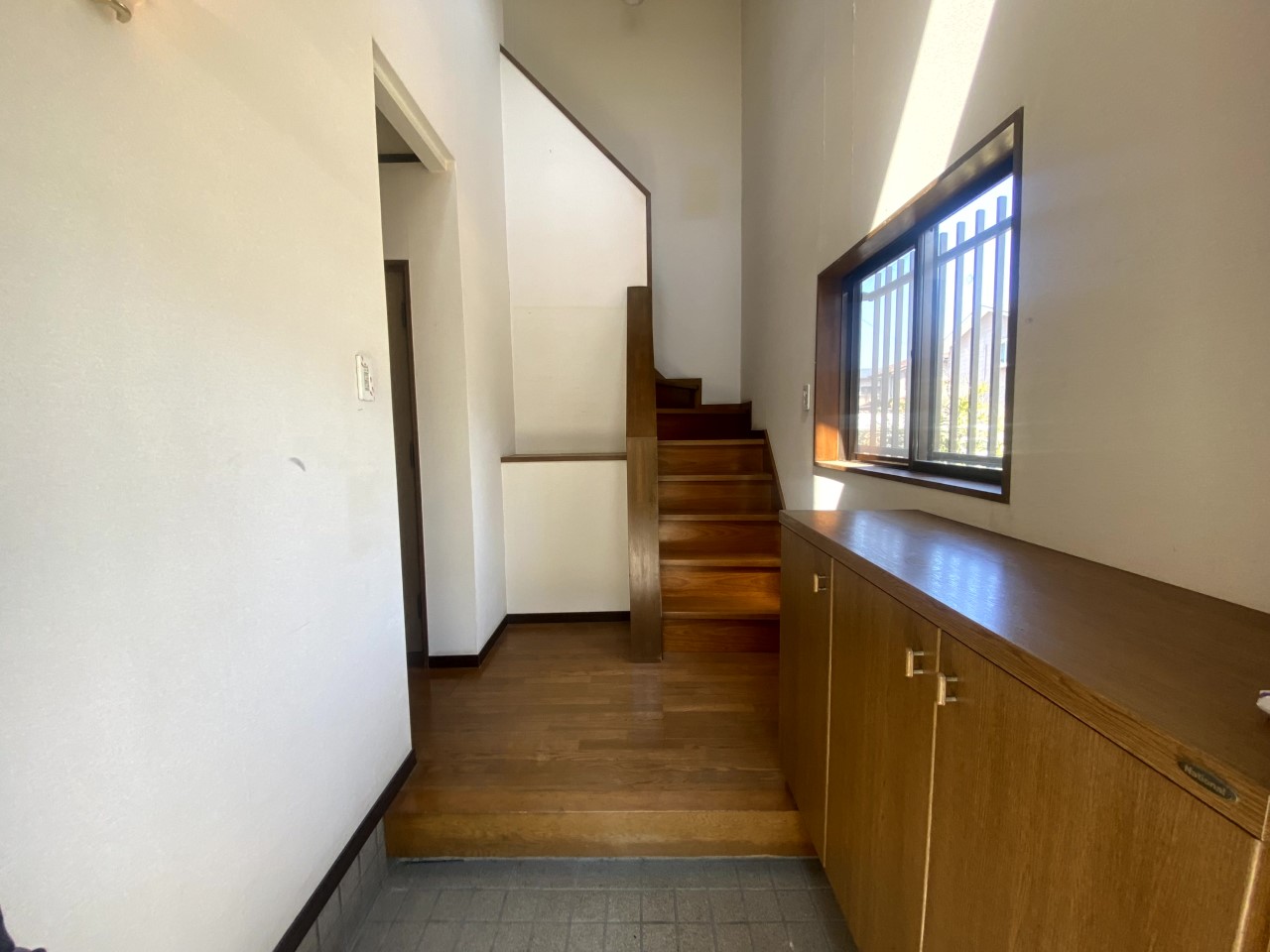 【玄関】脱ぎ履きのしやすい広めの玄関です（2026年4月撮影）