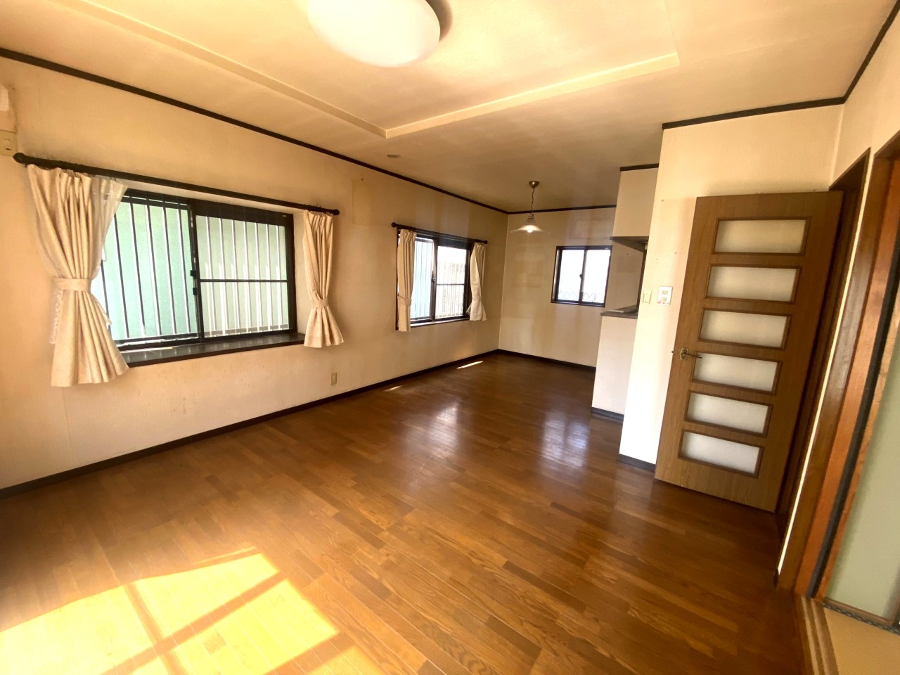 【リビング】木目の優しい色合いで落ち着く空間♪（2026年4月撮影）