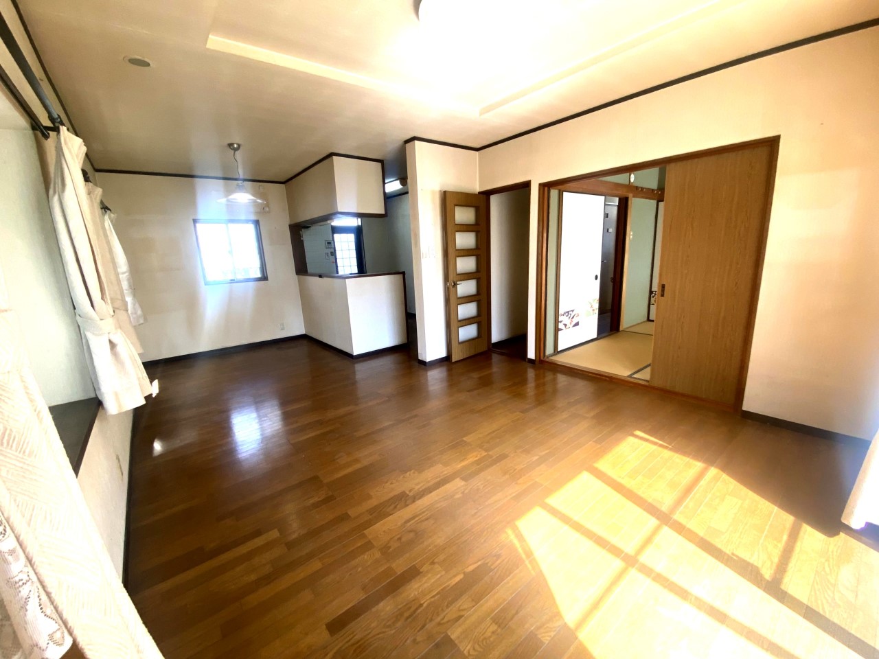 【リビング】開放感のある明るいLDK♪（2026年4月撮影）