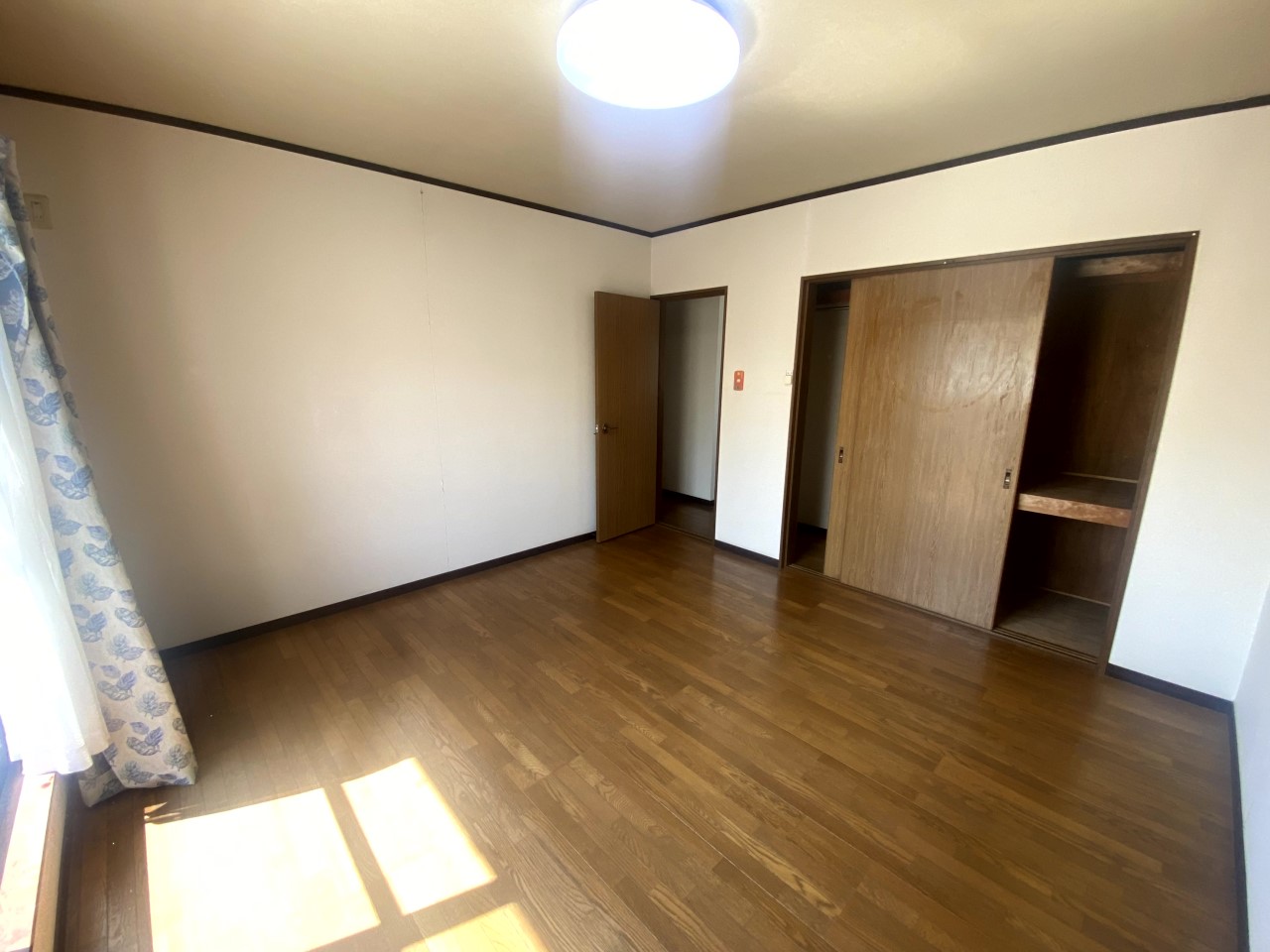 【2F洋室】広々とした洋室は寝室にぴったり（2026年4月撮影）