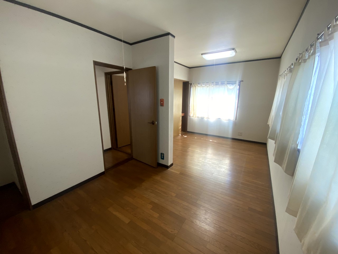 【2F洋室】ドアが2か所ついているので間仕切りをして2つのお部屋としても使えます♪（2026年4月撮影）