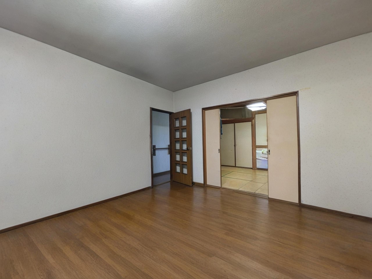 【リビング】家具を置いてもゆとりのある空間です（2026年4月撮影）※AI生成で残置物を削除した写真です。