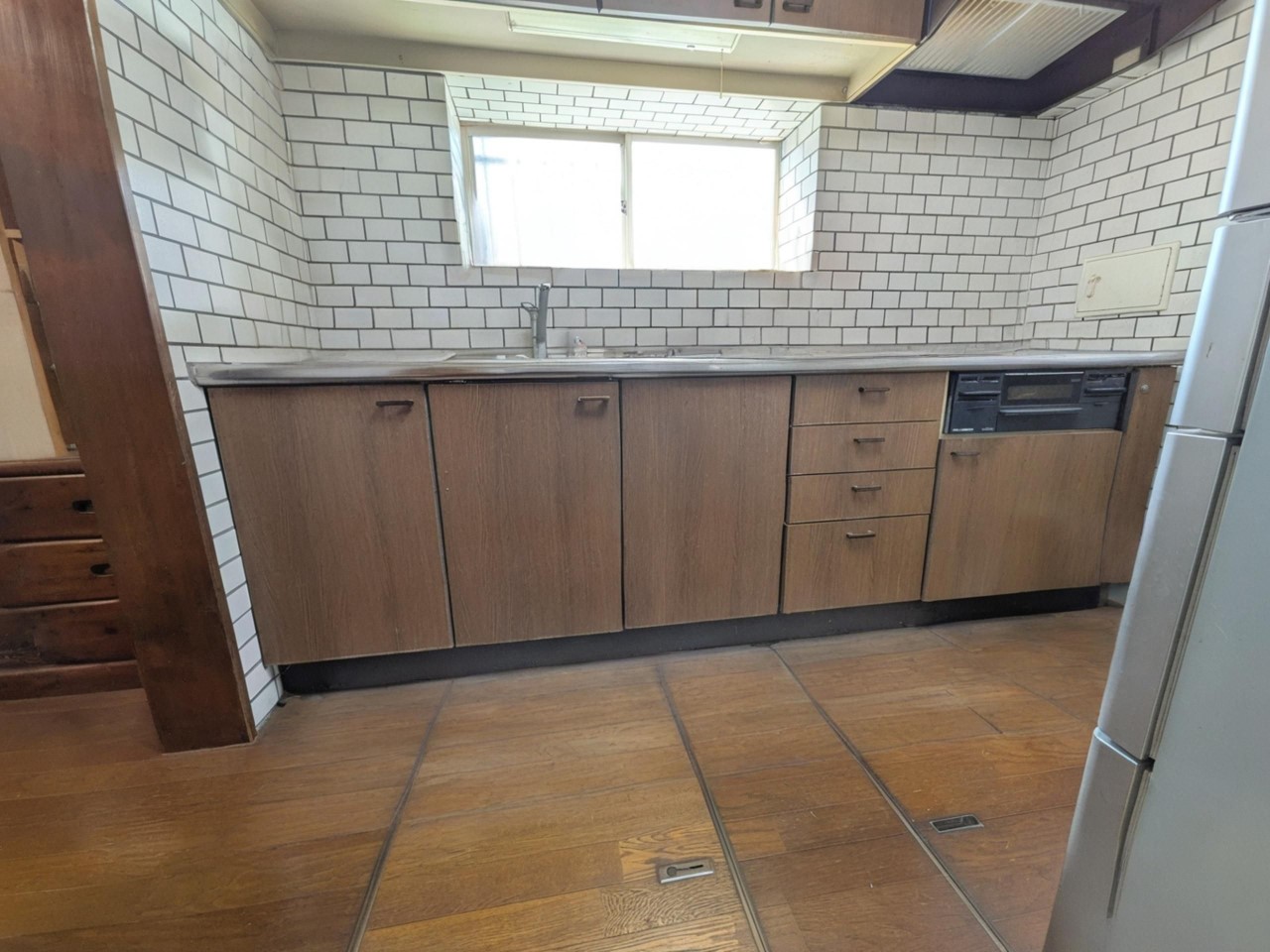 【キッチン】広々とした使いやすいキッチンです（2026年4月撮影）※AI生成で残置物を削除した写真です。