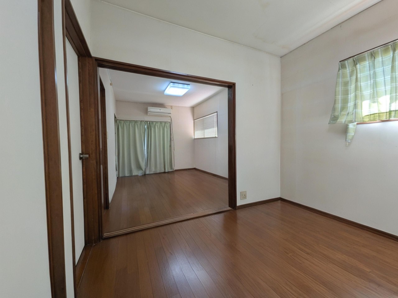 【洋室】2つのお部屋をつなげて使えます♪（2026年4月撮影）※AI生成で残置物を削除した写真です。