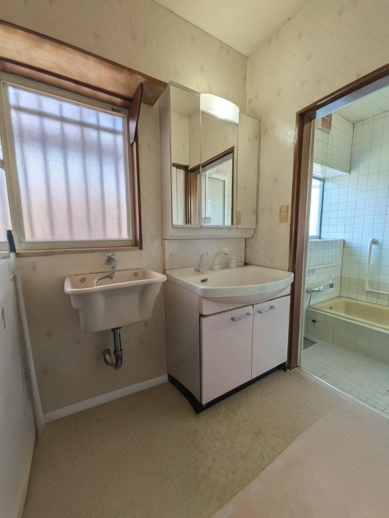 【脱衣所】使いやすいゆとりのある脱衣所（2026年4月撮影）※AI生成で残置物を削除した写真です。