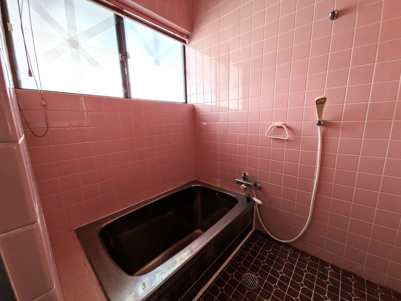 【浴室】窓があるので気軽に換気ができます♪ （2026年4月撮影）