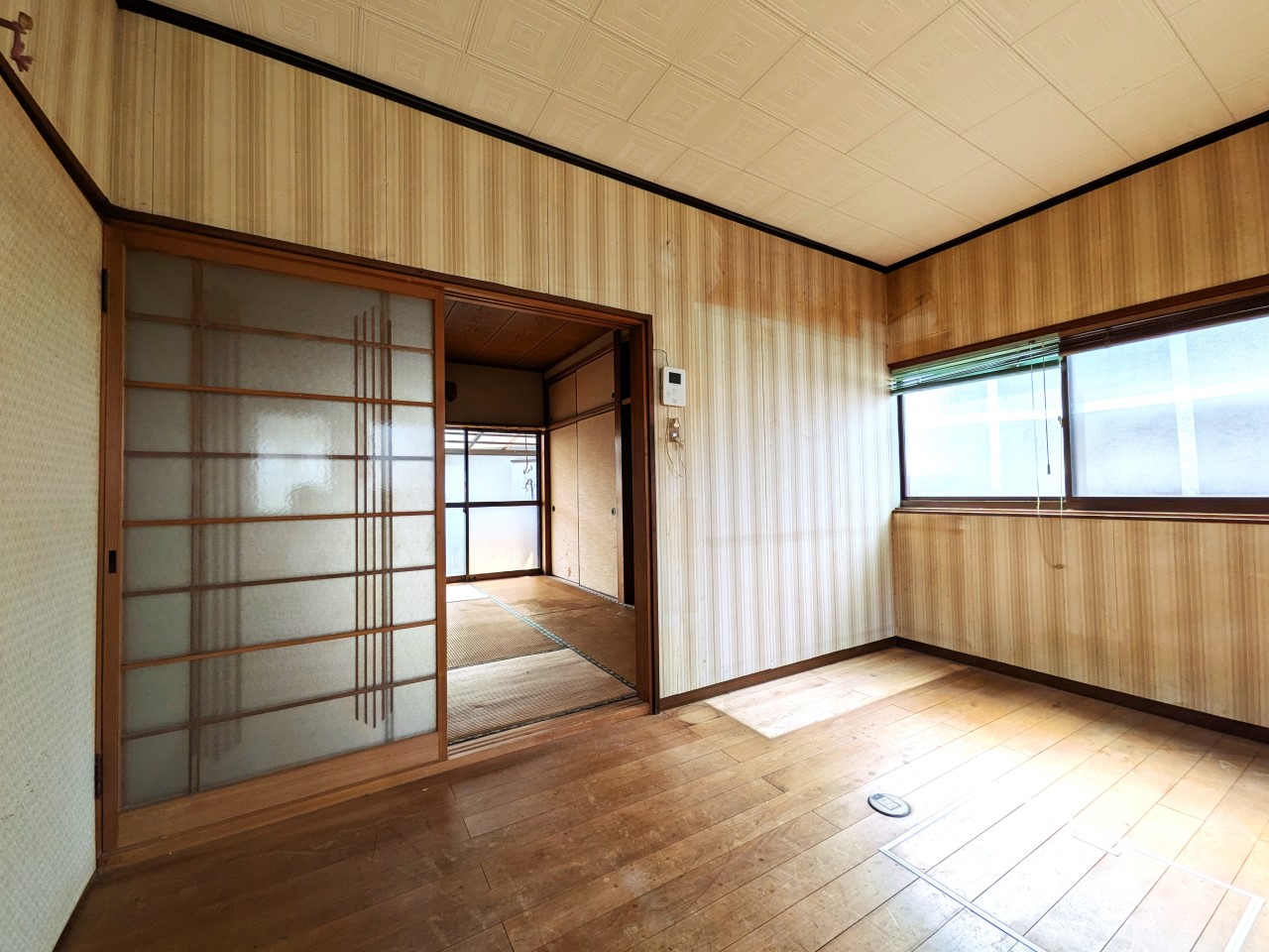 【ダイニングキッチン】ダイニングテーブルを置いてもゆとりがあります♪（2026年4月撮影）