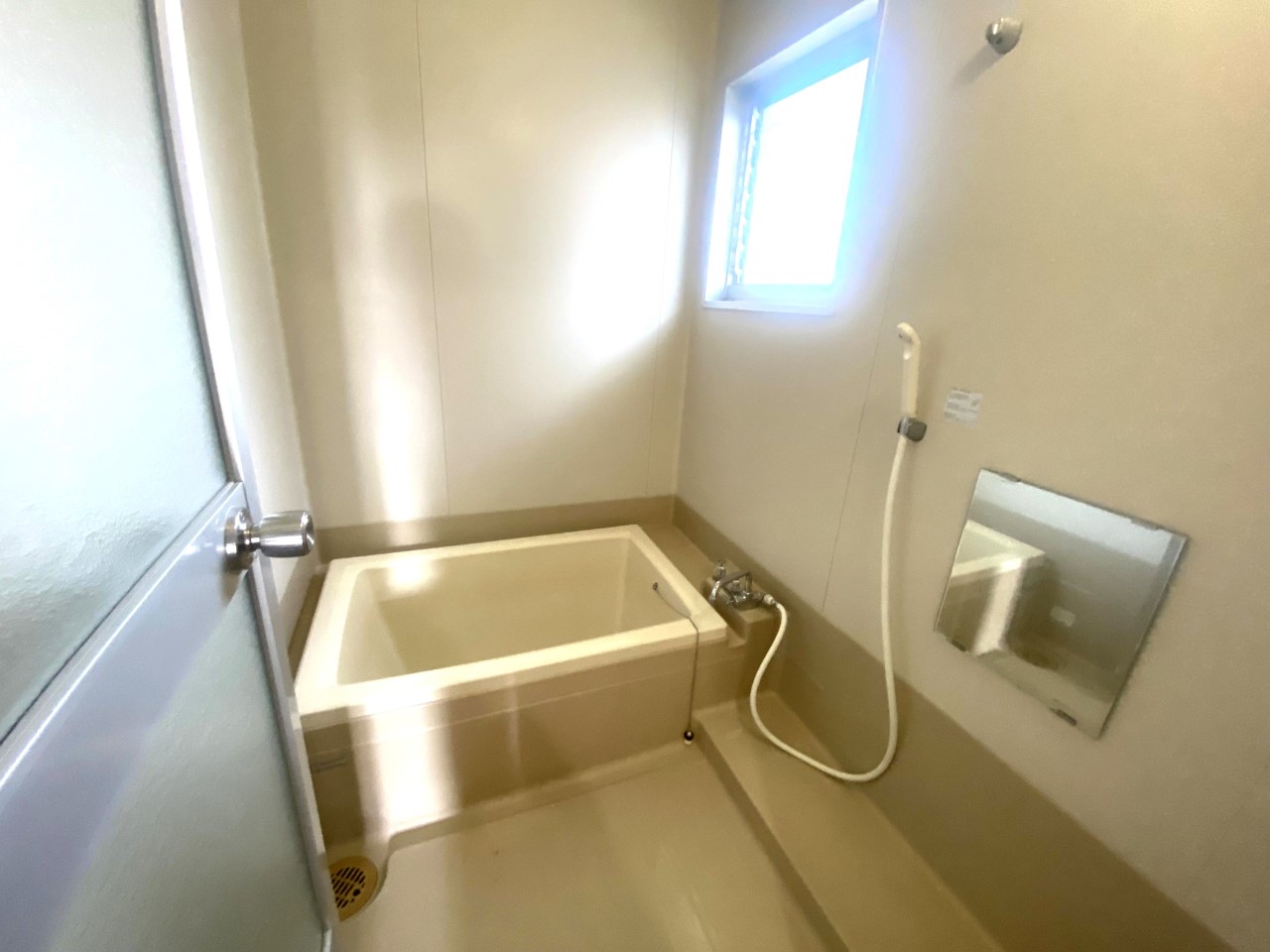 【浴室】窓があるので気軽に換気ができます♪ （2026年4月撮影）